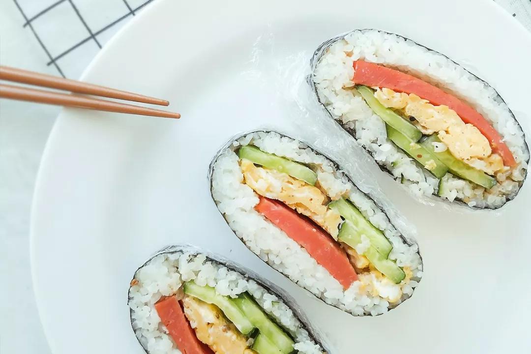 不用捏的日式口袋飯團(tuán)，借用保鮮膜輕松搞定